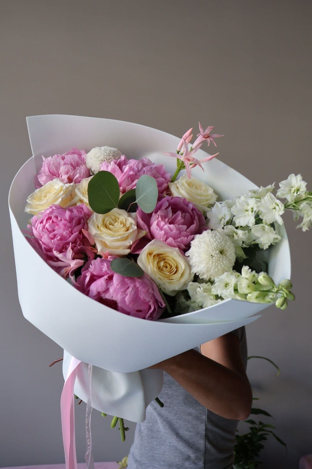 Pembe Şakayık - Delphinium - Beyaz Gül Mix Buket